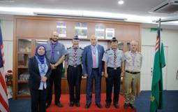 جمعية الكشافة الماليزية تقلد الرجوب وسام الصداقة الكشفي
