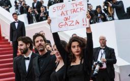 الممثلة اللبنانية الفرنسية منال عيسى ترفع لافتة تضامناً مع غزة
