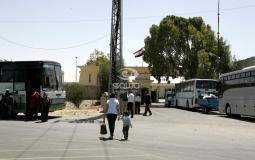 حافلات تقل مسافرين عبر معبر رفح البري جنوب قطاع غزة