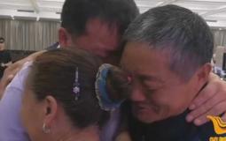 لحظة لقاء أب بابنه المختطف من 40 عام