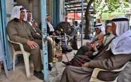 مسنون فلسطينيون يدخنون في أحد مقاهي