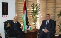 سفير فلسطين بالقاهرة يستقبل الدكتور نبيل شعث في مقر السفارة