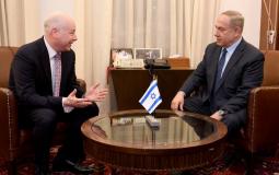 رئيس حكومة الاحتلال الإسرائيلي بنيامين نتنياهو والمبعوث الأمريكي لعملية السلام بالشرق الأوسط جيسون غرينبلات