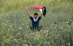 شاب فلسطيني يحمل العلم الفلسطيني