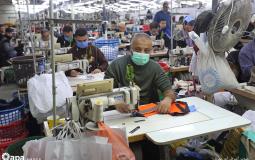 مصنع في غزة يعمل على تصنيع الكمامات والأطقم الطبية