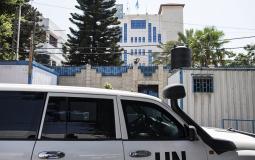 سيارة تابعة للأمم المتحدة تقف قرب مبنى في غزة