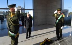 الرئيس محمود عباس يضع إكليلاً من الزهور على ضريح الرئيس الشهيد ياسر عرفات