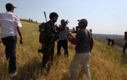 الاحتلال الاسرائيلي يطرد مواطناً من أرضه