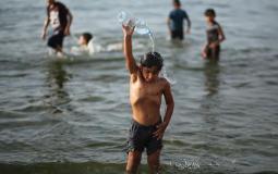 طقس فلسطين "أطفال يلهون في بحر غزة" - تعبيرية
