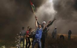 شبان فلسطينيون خلال مشاركتهم بفعاليات مسيرة العودة الكبرى شرق غزة -ارشيف-