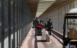 مواطنون خلال التنقل عبر معبر إيرز شمال قطاع غزة