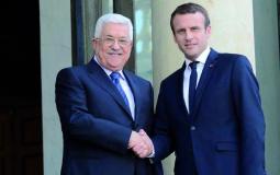 الرئيس الفرنسي إيمانويل ماكرون والرئيس الفلسطيني محمود عباس