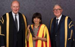 تكريم أستاذة الصحة العامة في جامعة بيرزيت من قبل جامعة بريطانية