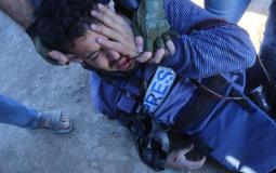 المصور الصحفي عطية درويش لحظة إصابته على حدود غزة