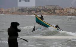 لحظة سقوط الصياد في بحر غزة