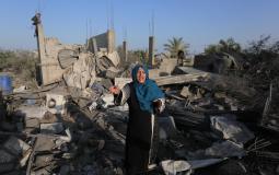 فلسطينية تقف على أطلال منزلها المدمر في غزة