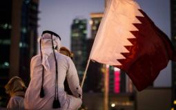 مواطن قطري يرفع علم بلاده  - ارشيفية -