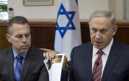 إردان على يمين رئيس الوزراء الإسرائيلي نتنياهو