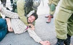 تعرض مواطن فلسطيني للاعتداء من قبل جنود الاحتلال