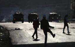 فلسطينيون يرشقون جنود الاحتلال بالحجارة في بيت لحم