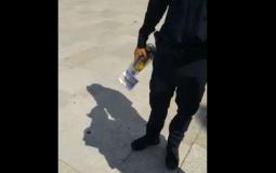 ضابط إسرائيلي يتجول بزجاجة خمر في المسجد الأقصى 