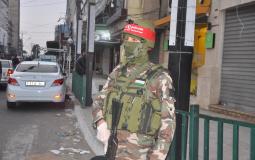 عناصر من المقاومة الوطنية يوزعون الماء والتمور على المواطنين في غزة