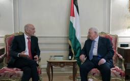 الرئيس الفلسطيني محمود عباس ورئيس الوزراء الإسرائيلي الأسبق إيهود أولمرت في باريس