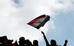 شبان يحملون العلم المصري