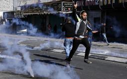 الاحتلال يطلق قنابل الغاز على المتظاهرين الفلسطينيين
