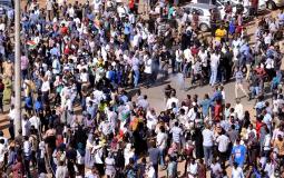 اخبار السودان اليوم: المظاهرات تصل مقرات الجيش لأول مرة (فيديو)