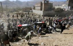 يمنيون يشيعون الثلاثاء جثامين عشرات الأشخاص قتلوا فيما يقال إنها غارات للتحالف بقيادة السعودية في أنحاء اليمن