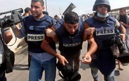 صحفيين فلسطينيين خلال إصابتهم بالغاز المسيل للدموع في غزة -إرشيفية-