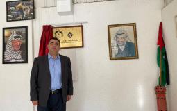 عبد السلام هنية إلى جانب صور الرئيس الراحل ياسر عرفات