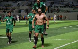 محمود وادي رفقة لاعبي فريقه بالمصري