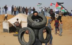 متظاهرون غزيون يجمعون الاطارات لحرقها على الحدود