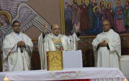 مسيحيو غزة يحضرون قداس عيد الميلاد بكنيسة العائلة المقدسة الكاثوليكية-APA