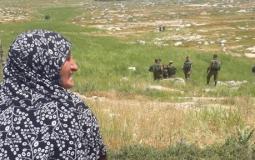الخليل : مستوطنون يعتدون على مزارعين وناشط