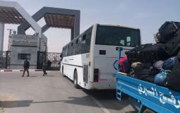 حافلة تقل مسافرين عبر معبر رفح البري جنوب قطاع غزة