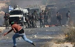 شاب يقاوم قوات الاحتلال بالحجارة في الضفة
