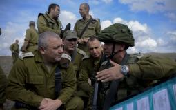 رئيس أركان الجيش الإسرائيلي غادي ايزنكوت مع ضباط جيشه - إرشيفية-
