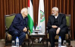 حنا ناصر رئيس لجنة الانتخابات خلال لقاء سابق مع هنية في غزة