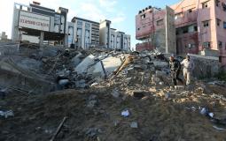 فلسطينيون يتفقدون مبنى شركة الملتزم في مدينة غزة