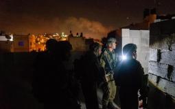 جنود الاحتلال يجرون مسحًا هندسيًا لمنزل خليل دويكات في روجيب