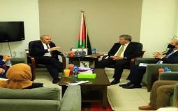 محمد اشتية خلال زيارته إلى بكدار