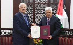 حنا ناصر يسلم الرئيس عباس رد حركة حماس حول الانتخابات -أرشيف-