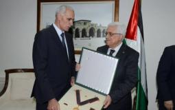 الرئيس محمود عباس مع الفريق إسماعيل جبر مساعد القائد الأعلى لقوى الأمن