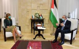 رئيس الوزراء الفلسطيني خلال استقبال وزيرة الخارجية البلغارية