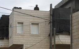 قوات الاحتلال تعتلي منزلا وتحوله إلى نقطة مراقبة
