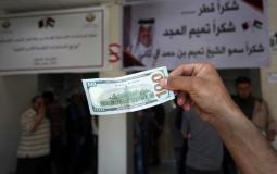مواطن يستلم 100 دولار أمريكي ضمن المنحة القطرية في غزة