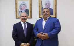 محافظ شمال غزة صلاح ابو وردة ورئيس الوزراء الفلسطيني محمد اشتية